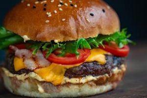 Beroemdheden Smakelijke hamburger met verse ingrediënten, sla, tomaat en kaas op een knapperig broodje