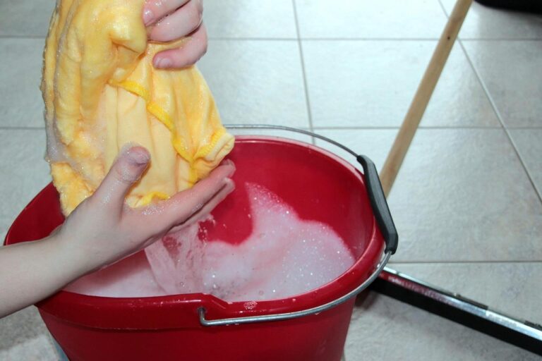 Over ons Professionele schoonmaak team van BCS voor Schoonhouden aan het werk in een schoon bedrijfsruimte
