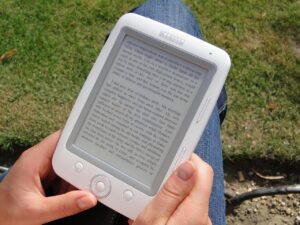Beroemdheden Kobo eReader met digitale boeken interface, toont oogvriendelijk E Ink-scherm voor comfortabel lezen