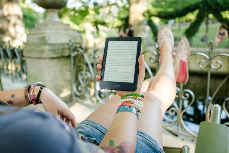 Home Moderne elektronicawinkel met diverse technologie: laptops, gaming desktops en e-readers. Kies de technologie die echt bij je